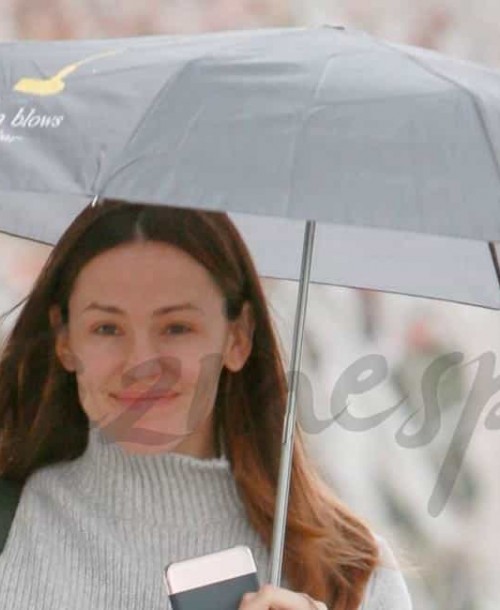 Jennifer Garner nuevo estilo… con paraguas y chanclas