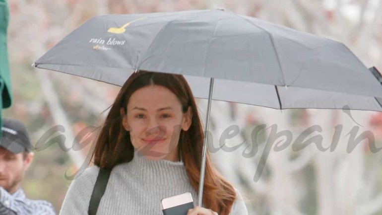 Jennifer Garner nuevo estilo… con paraguas y chanclas