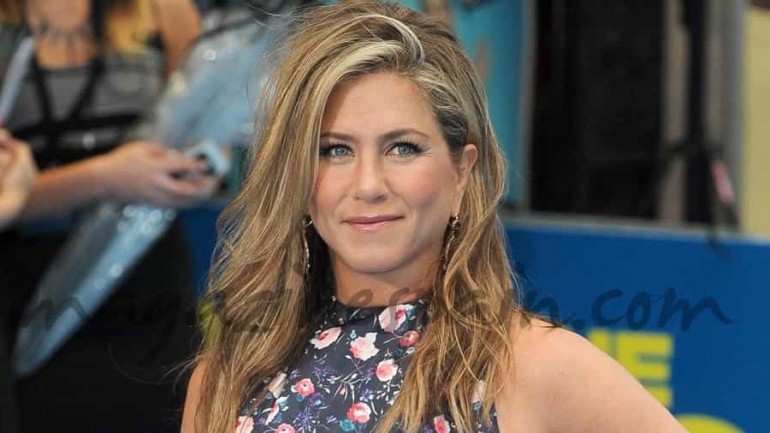 Jennifer Aniston con un vestido que alimenta todos los rumores