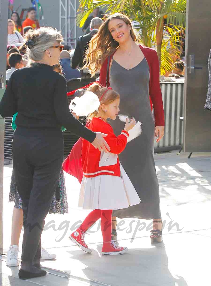 jessica alba paseo en familia