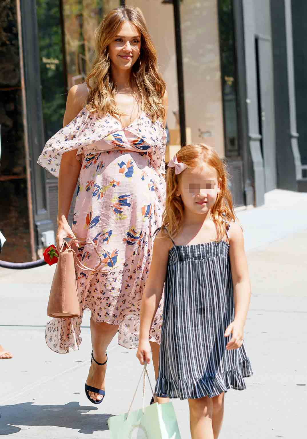 jessica alba feliz embarazada con su hija