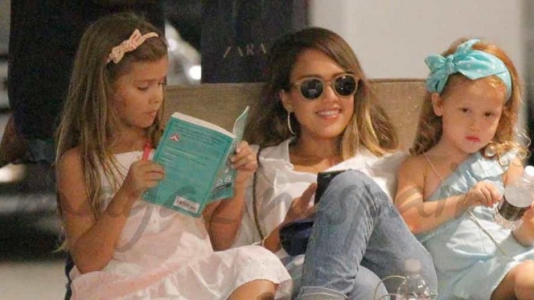 Jessica Alba y sus hijas Honor y Haven, día de compras