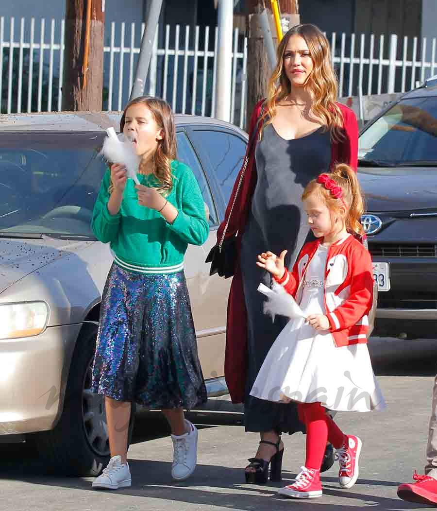 jessica alba paseo en familia