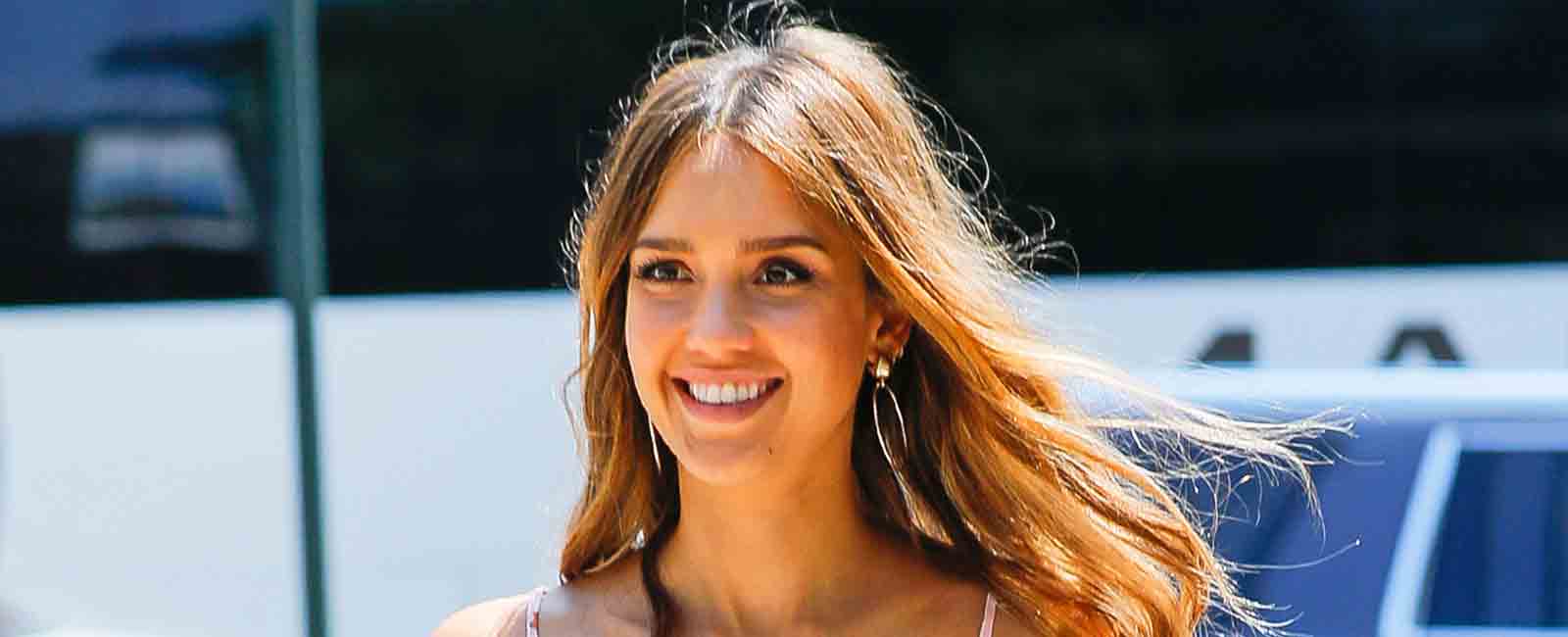 Jessica Alba muy feliz con su tercer embarazo