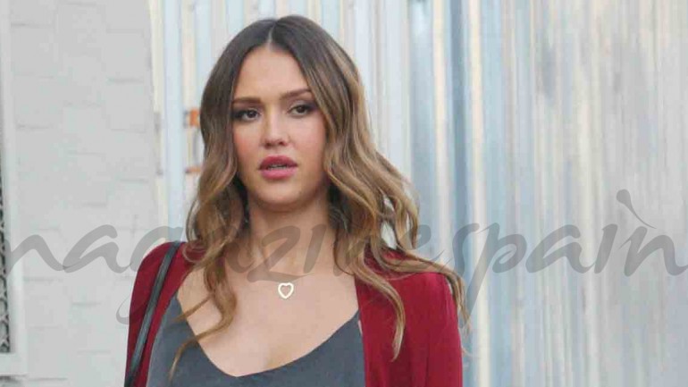 Jessica Alba paseo en familia esperando la llegada de su tercer hijo