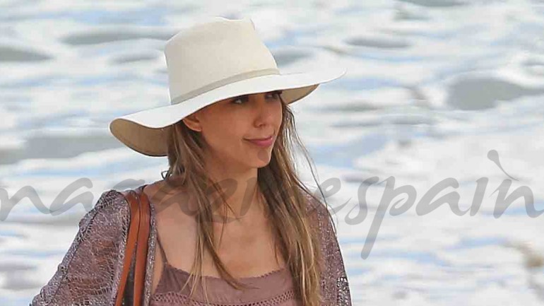 Jessica Alba se baña vestida, ¿que quiere ocultar?