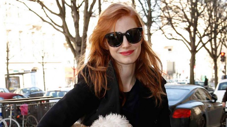 Jessica Chastain y su inseparable Chaplin en París