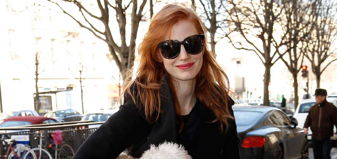 Jessica Chastain y su inseparable Chaplin en París