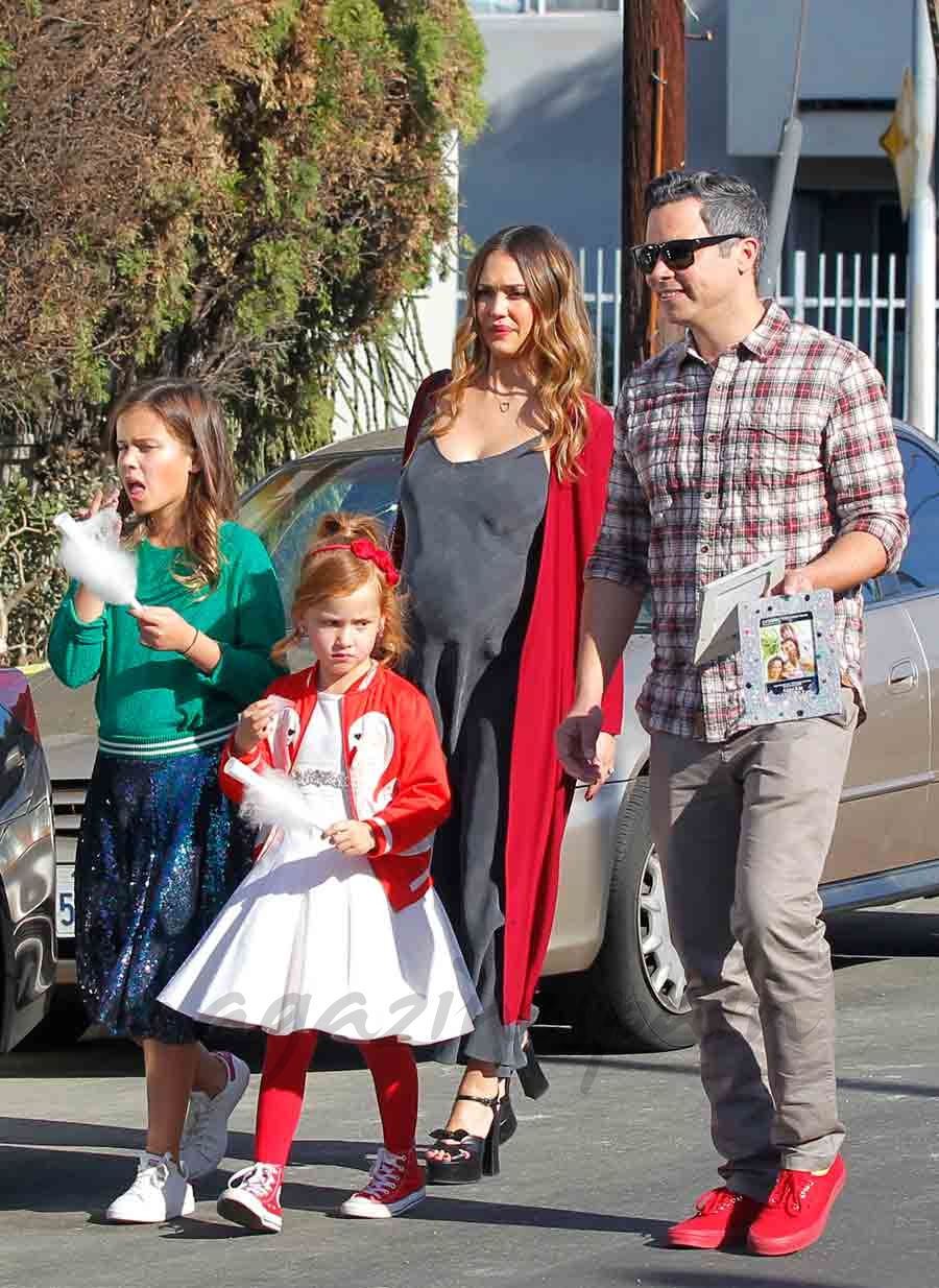 jessica alba paseo en familia