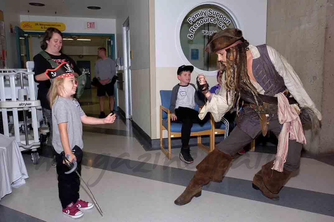 johnny depp visita hospital infantil