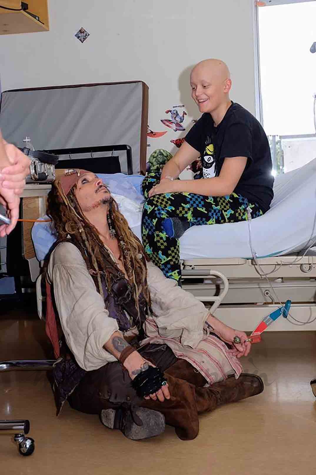 johnny depp visita hospital infantil