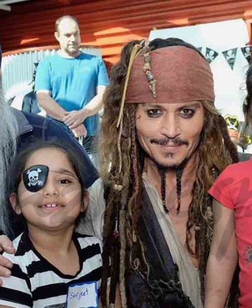 Johnny Depp se viste de Jack Sparrow para visitar un hospital infantil