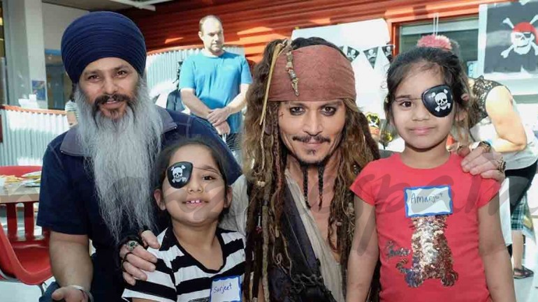Johnny Depp se viste de Jack Sparrow para visitar un hospital infantil
