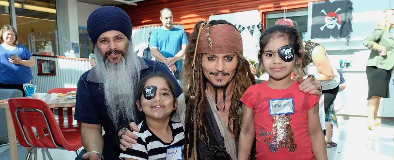 Johnny Depp se viste de Jack Sparrow para visitar un hospital infantil