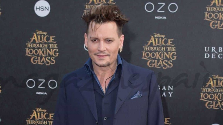 Johnny Depp, con unos kilos de más, en el estreno de «Alicia a través del espejo»