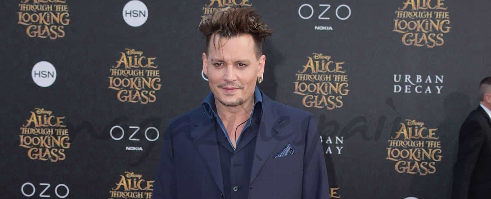 johnny depp con unos kilos de mas en el estreno de alicia detras del espejo