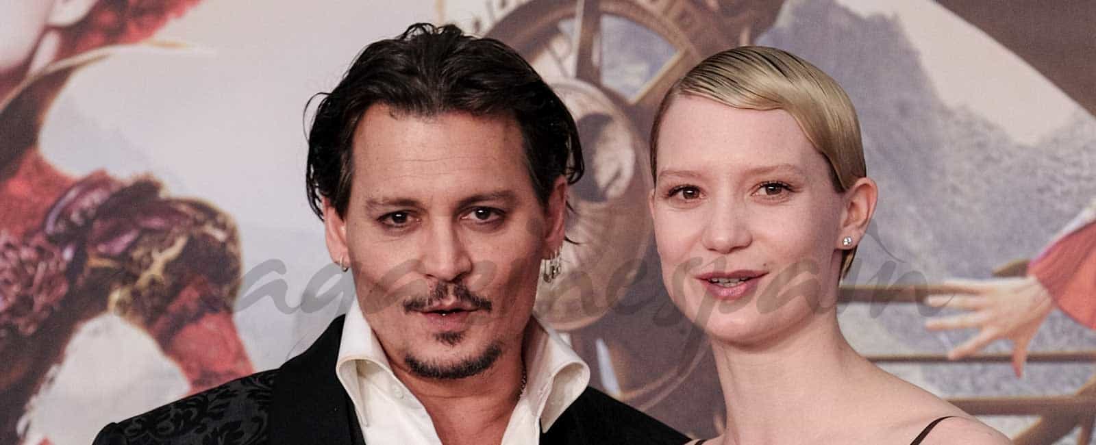 johnny-depp-y-mia-wasikowska en el estreno de alice through the looking glass