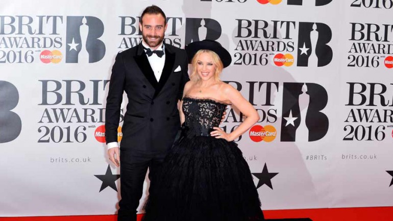 Kylie Minogue y Joshua Sasse pasean su amor