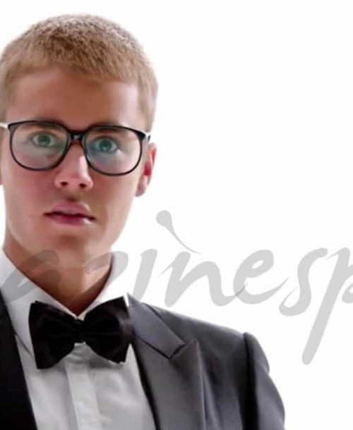 El simpático baile de Justin Bieber con gafas, traje y pajarita