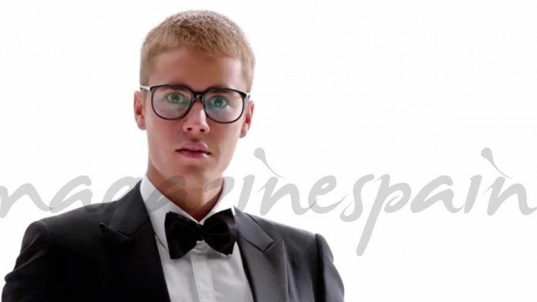 El simpático baile de Justin Bieber con gafas, traje y pajarita