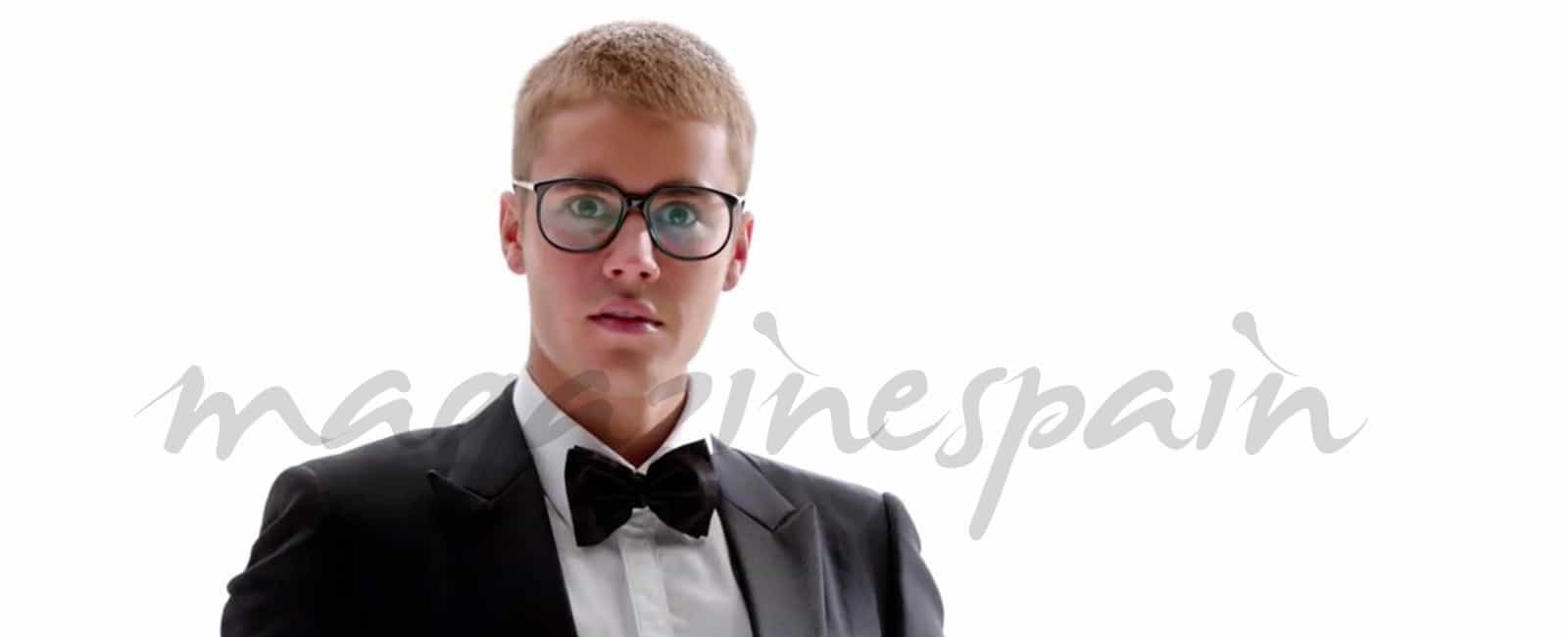 El simpático baile de Justin Bieber con gafas, traje y pajarita