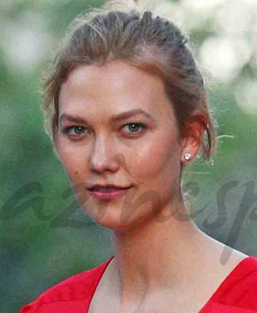 Karlie Kloss pasión por el color rojo