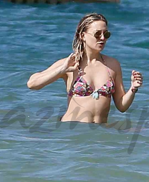 Kate Hudson relax en las playas de Hawái con sus hijos