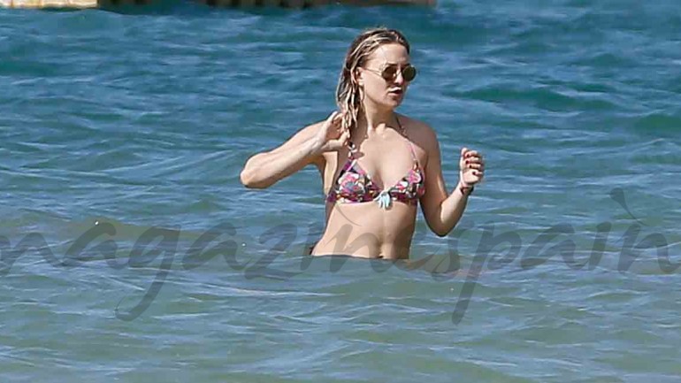Kate Hudson relax en las playas de Hawái con sus hijos