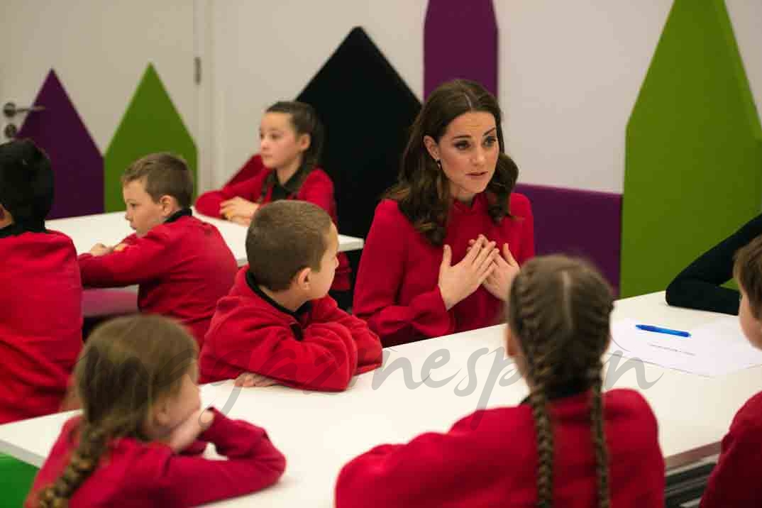 kate middleton con los niños en la escuela