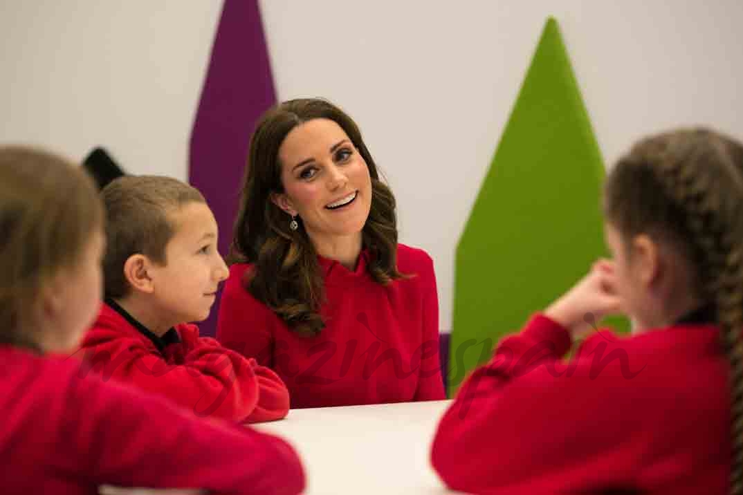 kate middleton con los niños en la escuela