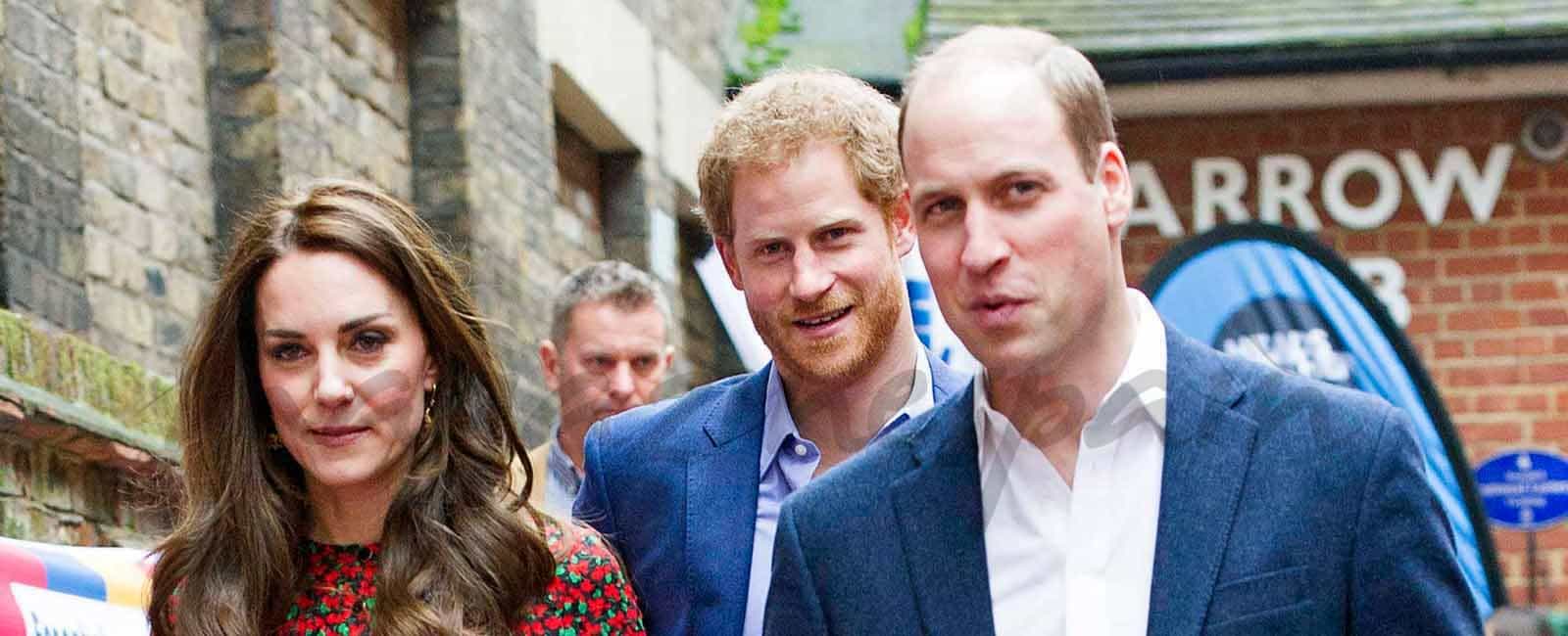 Kate, Guillermo y Harry de Inglaterra se reúnen con los voluntarios en Navidad