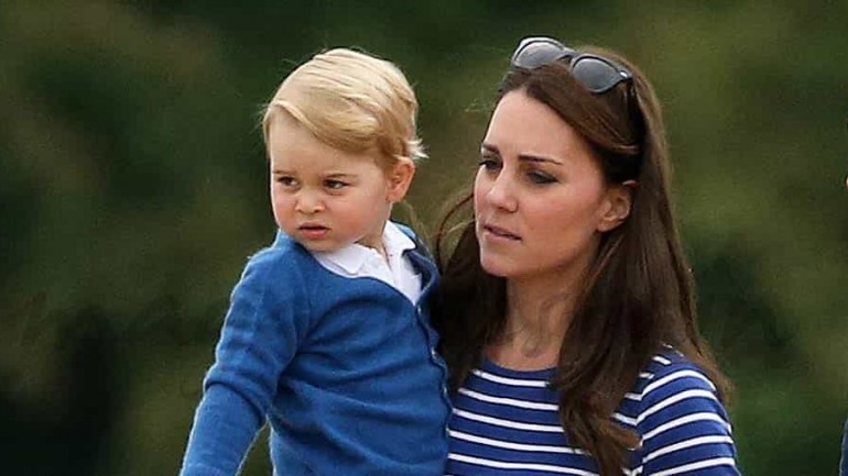 El príncipe Jorge se divierte con sus primas