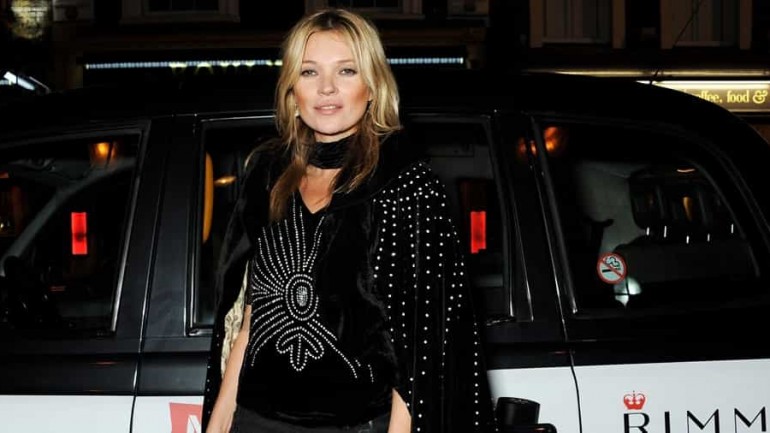 Kate Moss, elegente dama de negro…