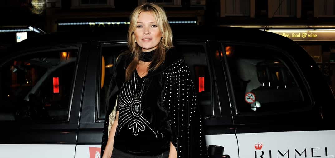 Kate Moss, elegente dama de negro…