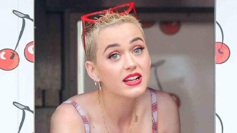 Katy Perry vendedora de hamburguesas para promocionar su último trabajo