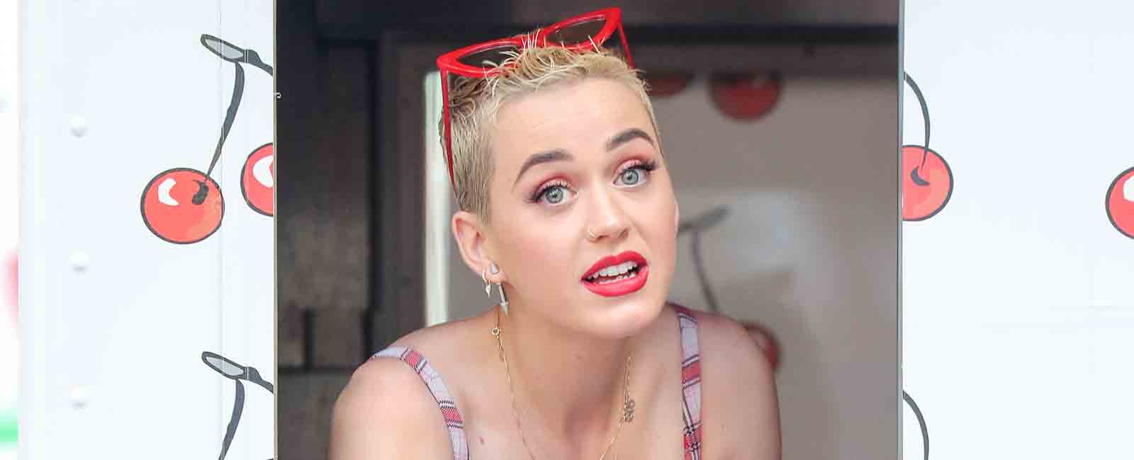 Katy Perry vendedora de hamburguesas para promocionar su último trabajo