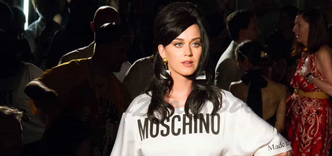 Katy Perry y su zapato-bolso de Moschino