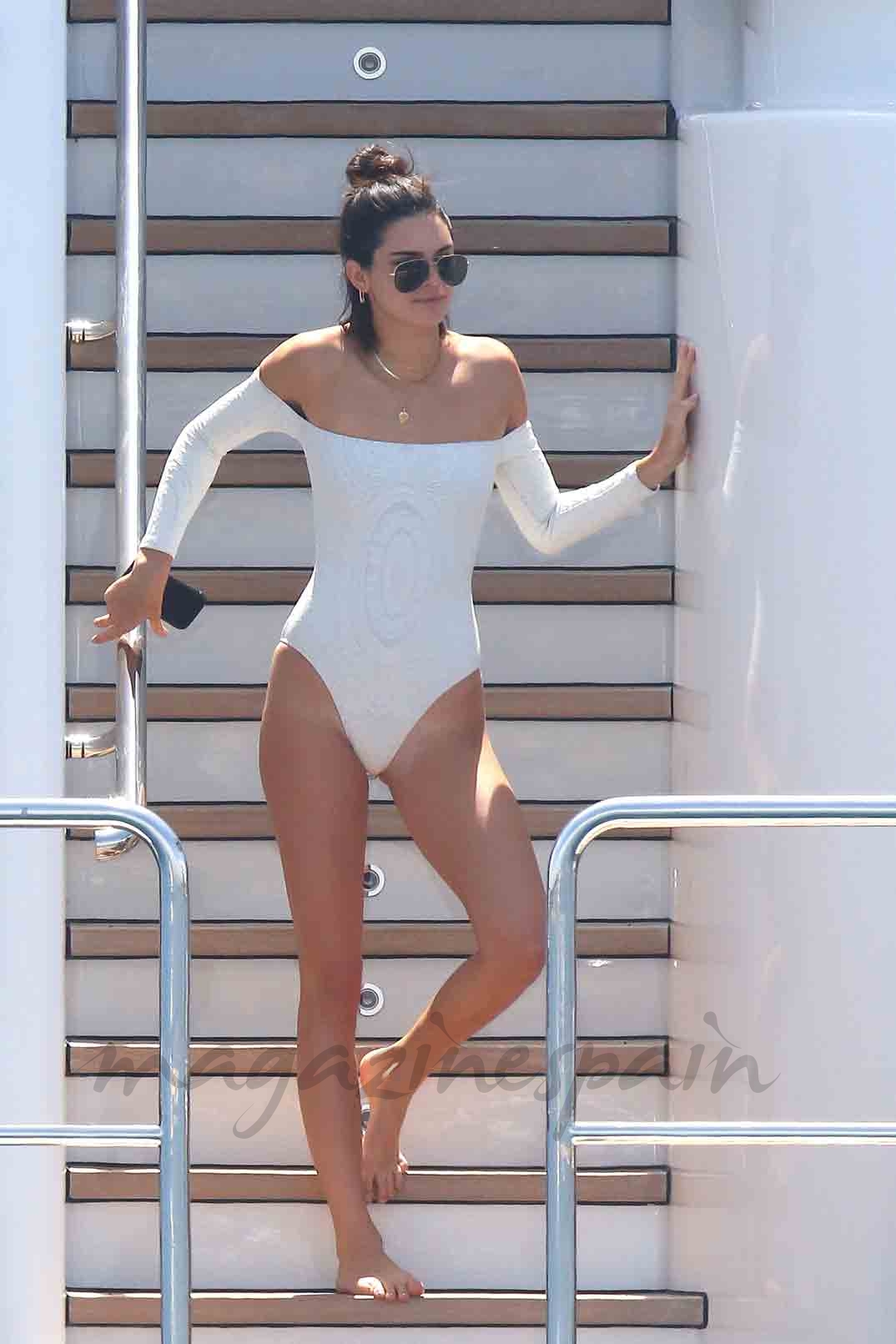 kendall jenner en un yate en cannes