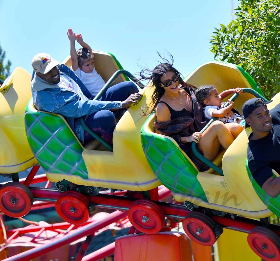 Kim Kardashian con su marido Kanye West y su hija North