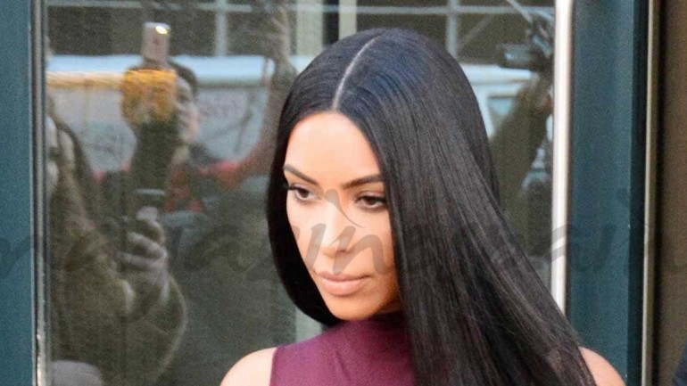 Kim Kardashian apuesta por el «burgundy»