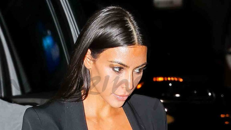 Kim Kardashian sale a cenar en ropa interior