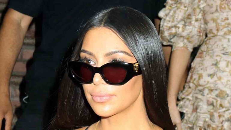 Kim Kardashian se apunta a la tendencia «braless»