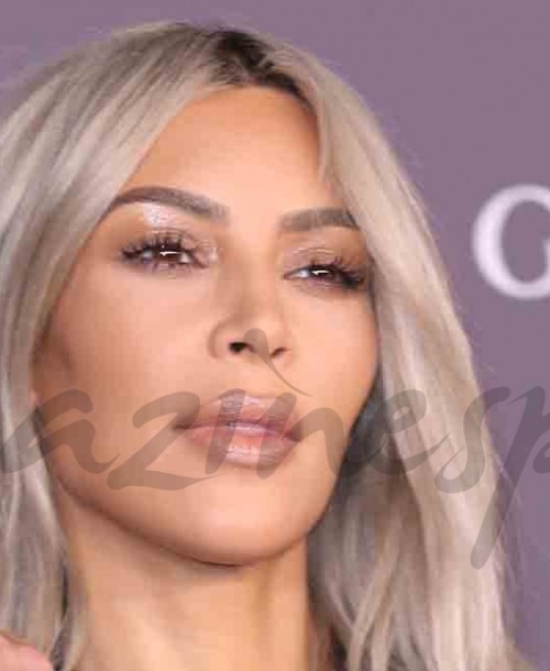 Kim Kardashian apuesta por la seriedad del smoking
