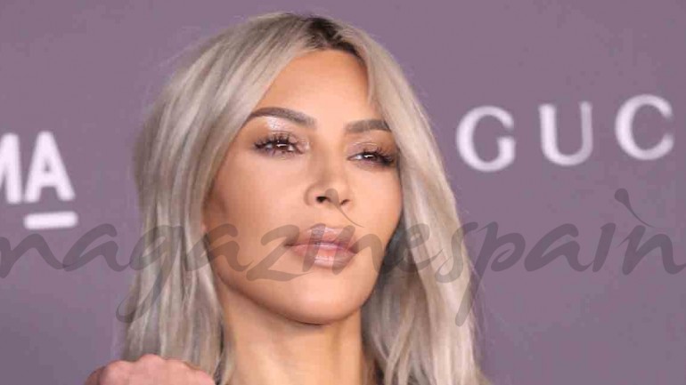 Kim Kardashian apuesta por la seriedad del smoking