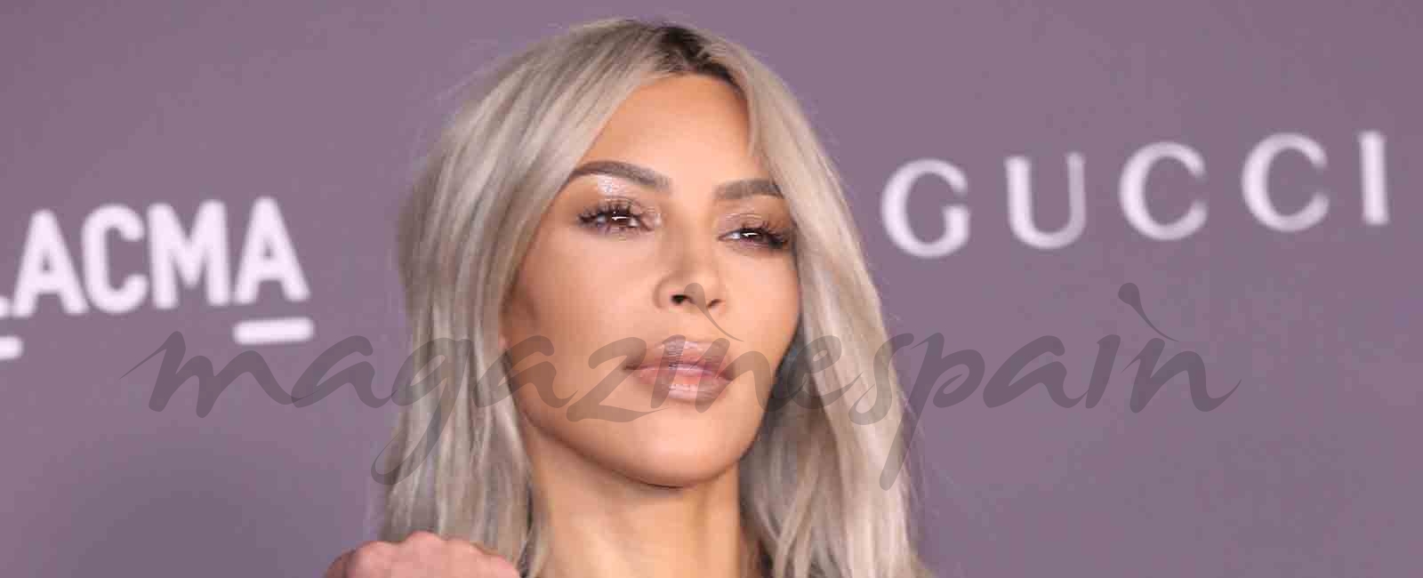 Kim Kardashian apuesta por la seriedad del smoking