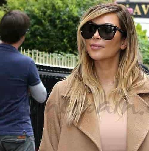 Kim Kardashian pasea sus curvas por París