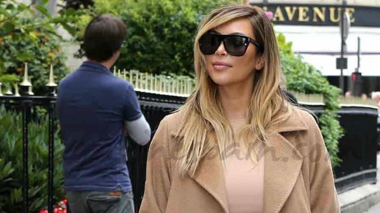 Kim Kardashian pasea sus curvas por París