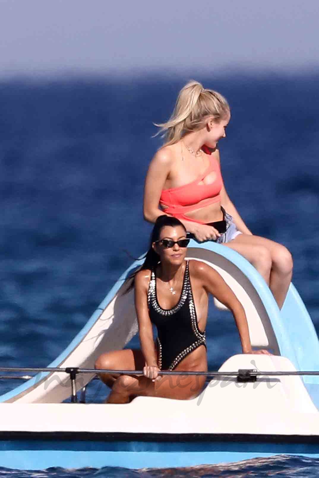 kourtney kardashian espectacular bañador en saint tropez