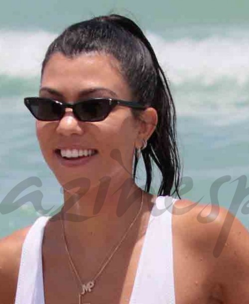 Kourtney Kardashian presume de hijo y de figura en la playa