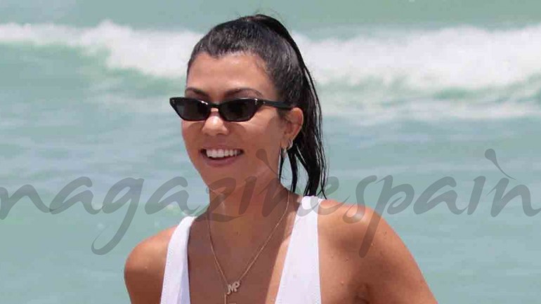 Kourtney Kardashian presume de hijo y de figura en la playa